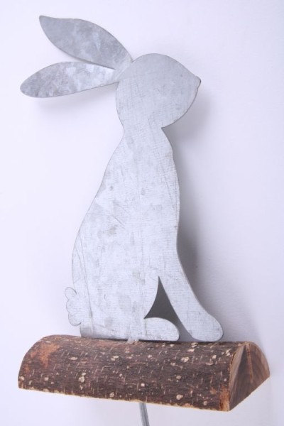 Hase auf Holzast am Stab 11,5x4x22/L80cm